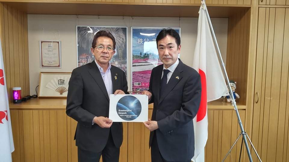 Chichibun pormestari Atsushi Kitahori (vas.) ja Kraatterijärvi Geoparkin edustaja Akira Yonetake iloitsevat Vimpelin ja japanilaiskuntien välillä viriävään, monitahoiseen yhteistyöhön.